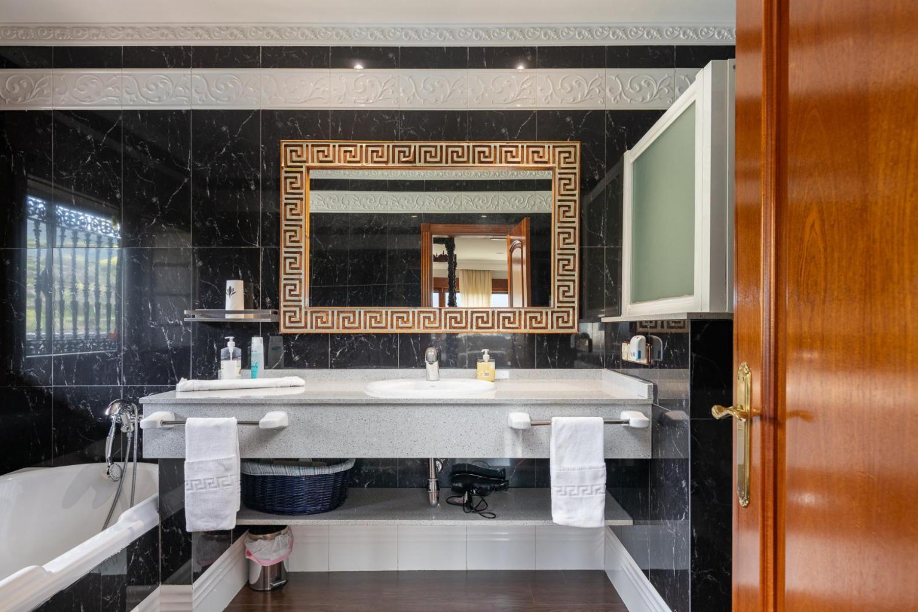 埃尔蒂恩夫洛Mansion Con Jacuzzi A 40 Grados, Gran Piscina Y Padel别墅 外观 照片